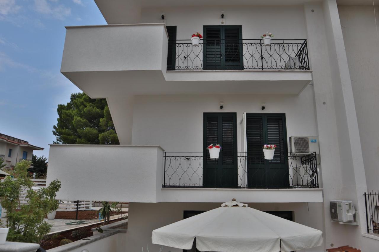 Fiore Di Loto Rooms คารินิ ภายนอก รูปภาพ