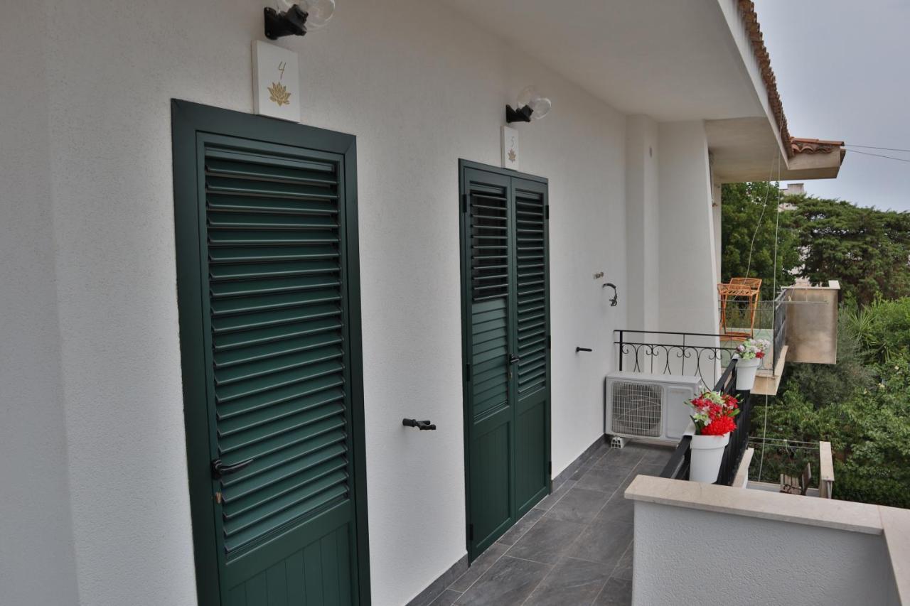 Fiore Di Loto Rooms คารินิ ภายนอก รูปภาพ