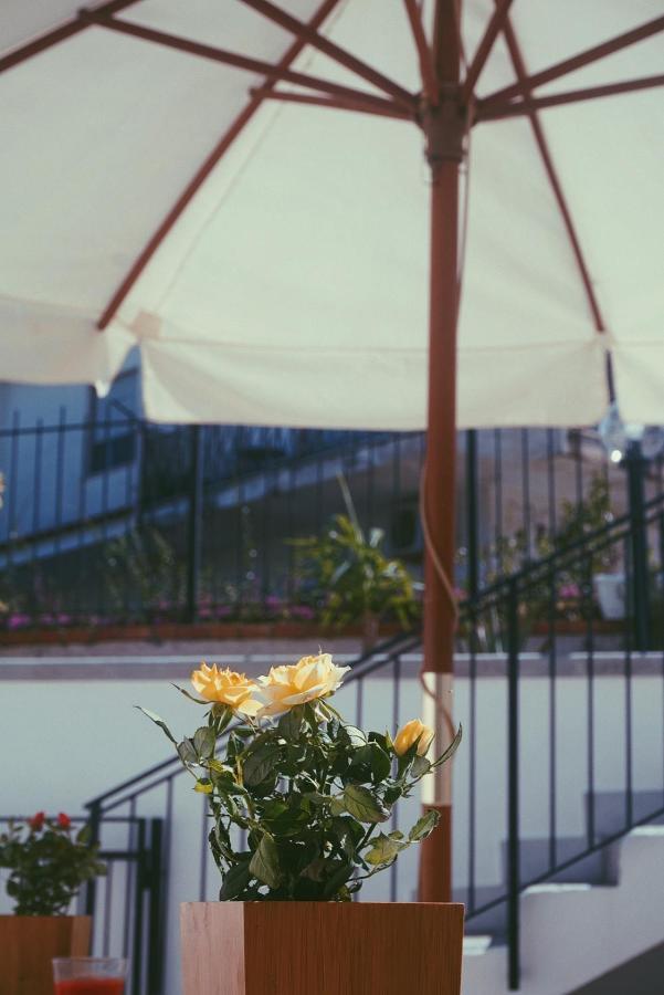 Fiore Di Loto Rooms คารินิ ภายนอก รูปภาพ