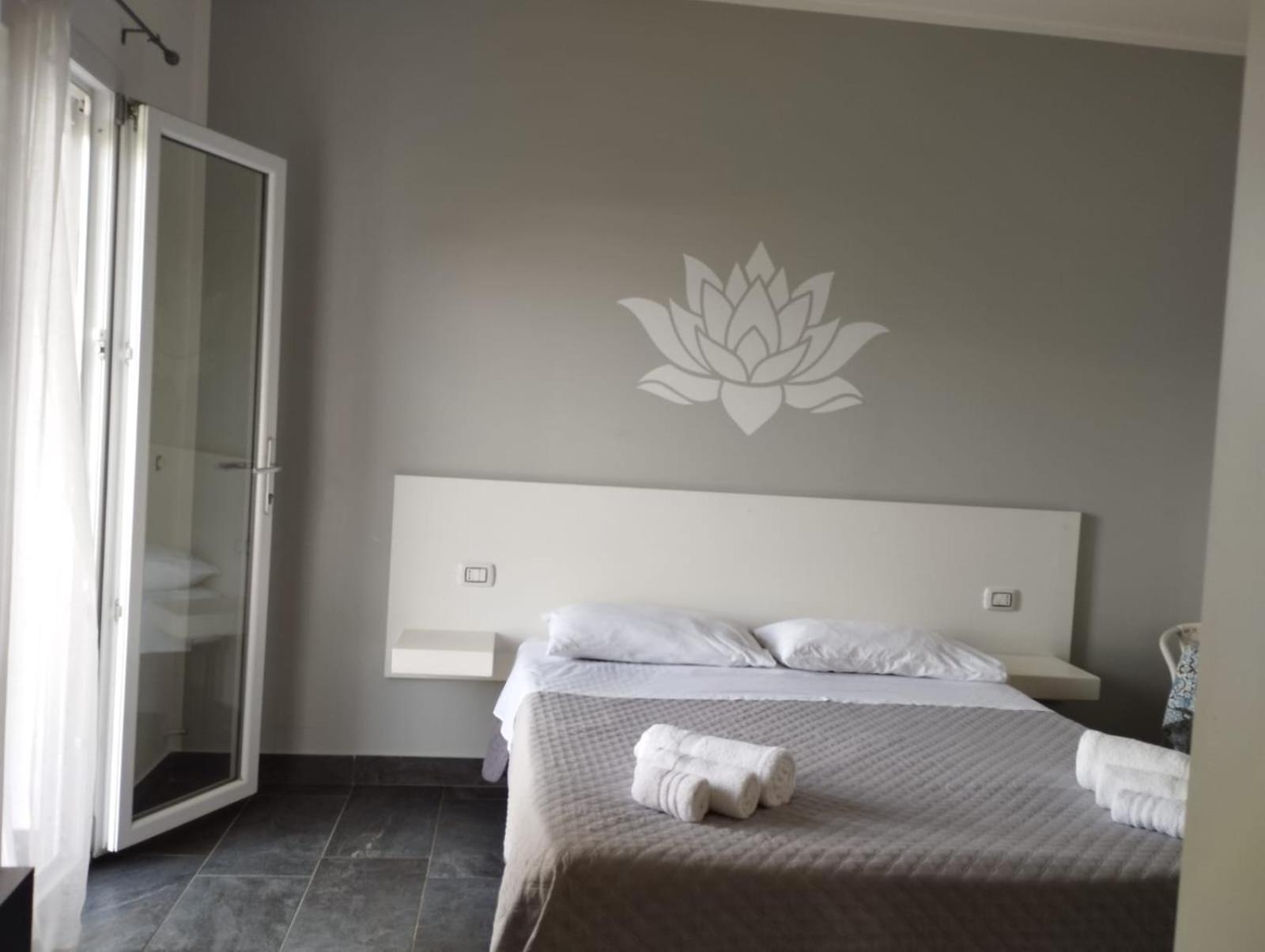 Fiore Di Loto Rooms คารินิ ภายนอก รูปภาพ