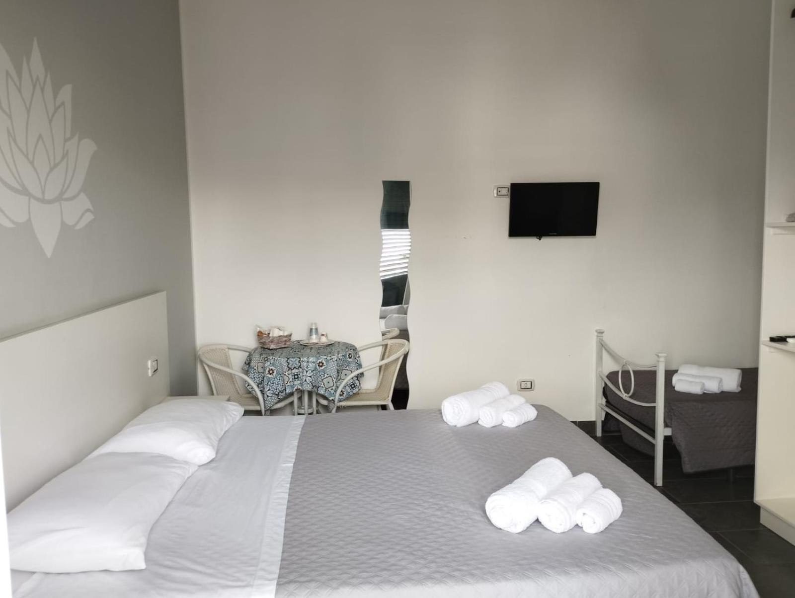 Fiore Di Loto Rooms คารินิ ภายนอก รูปภาพ