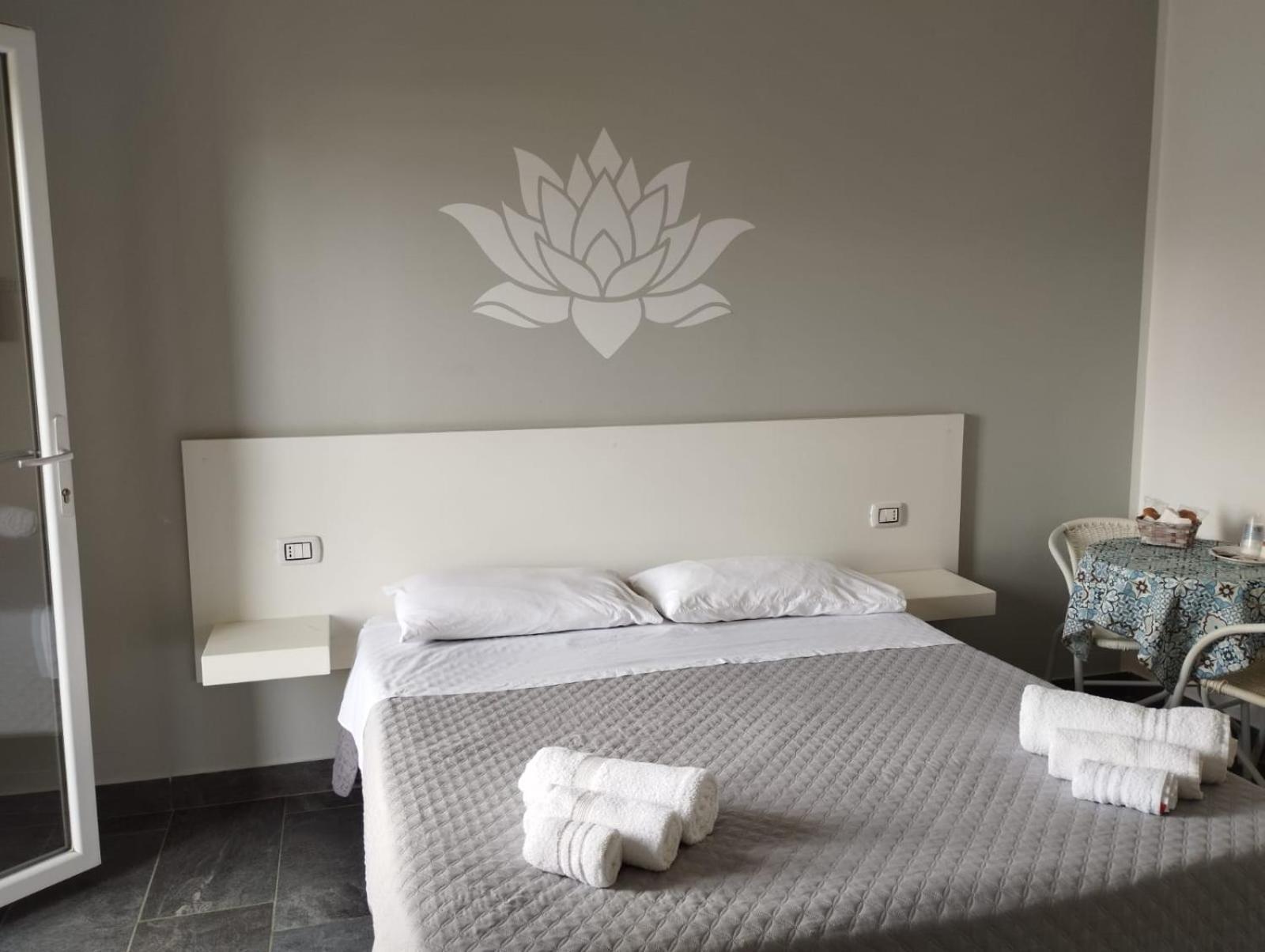 Fiore Di Loto Rooms คารินิ ภายนอก รูปภาพ