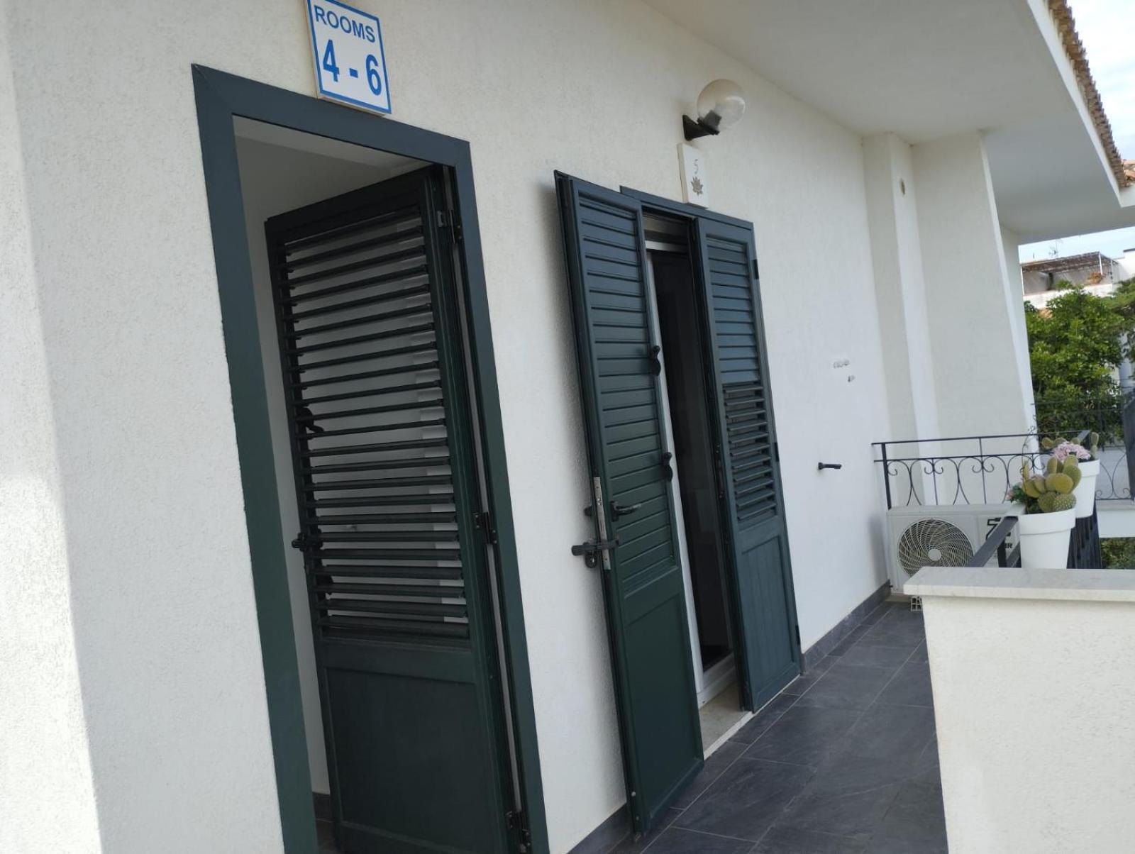 Fiore Di Loto Rooms คารินิ ภายนอก รูปภาพ