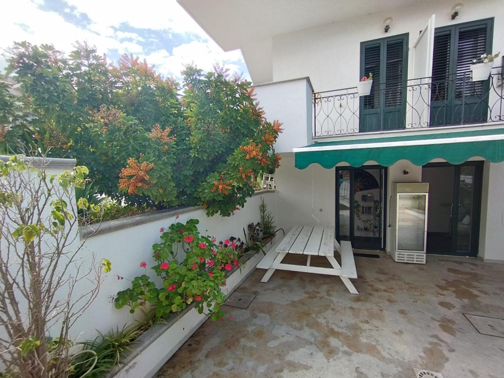 Fiore Di Loto Rooms คารินิ ภายนอก รูปภาพ